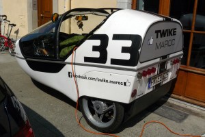 TWIKE ZORA eifrig am Strom ziehen